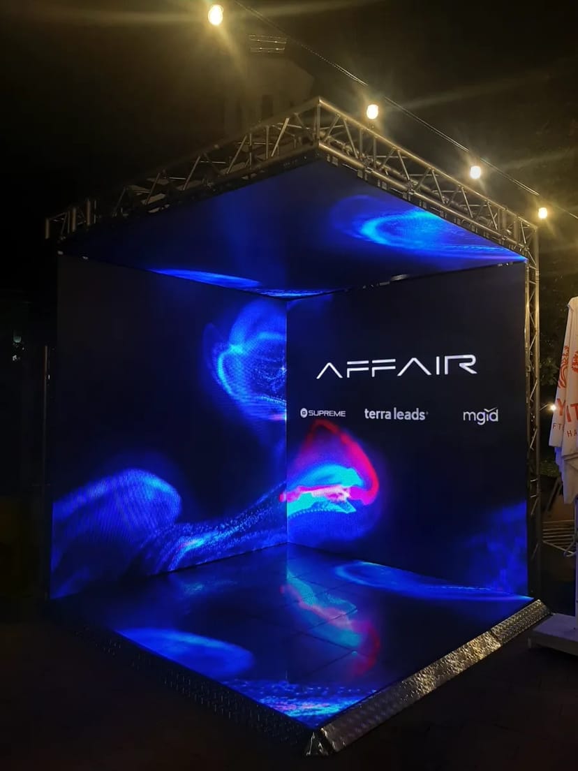 Кінетичні, гнучкі та підвісні LED-екрани для заходів