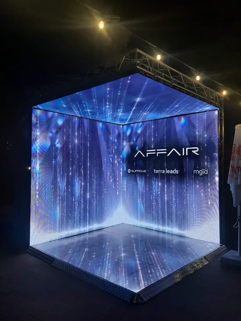 Кінетичні, гнучкі та підвісні LED-екрани для заходів