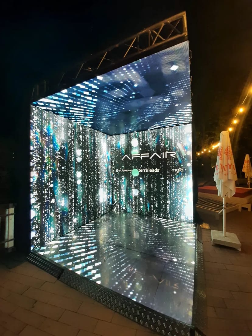 Кінетичні, гнучкі та підвісні LED-екрани для заходів