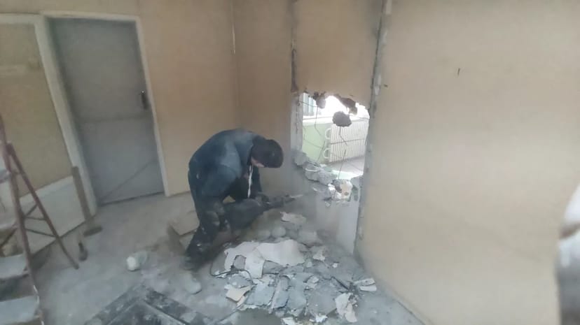 Виконуємо демонтажні роботи. Різка пройомів. Штукатурка стін