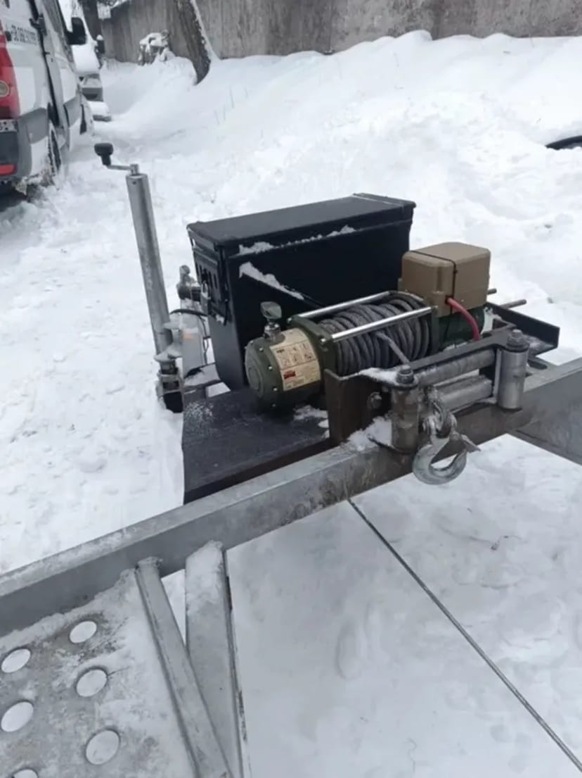 Лавета з електричною лебідкою.