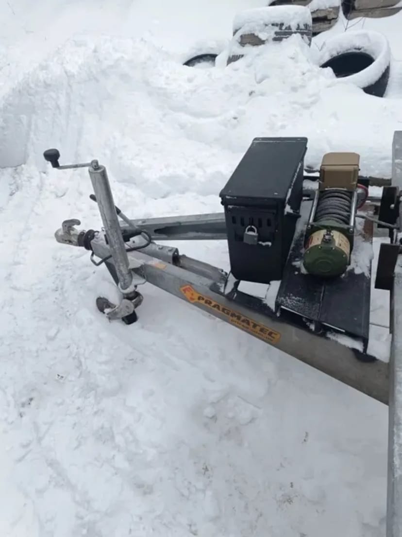 Лавета з електричною лебідкою.