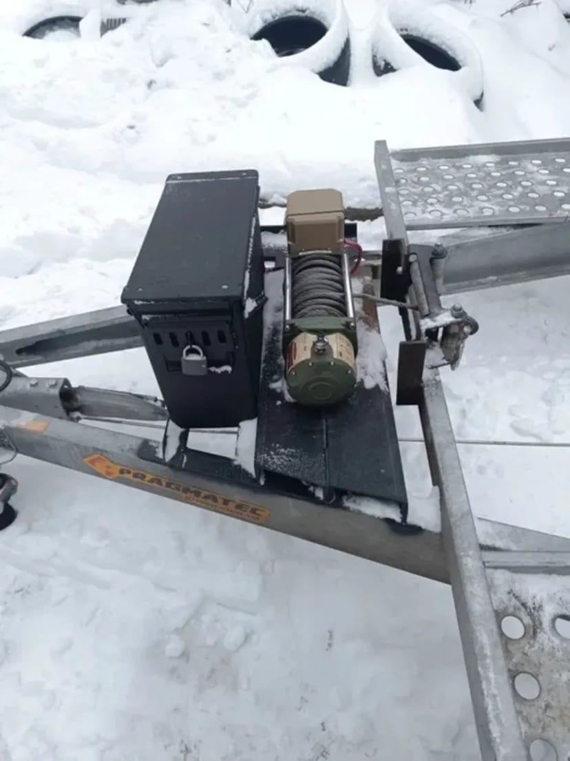 Лавета з електричною лебідкою.