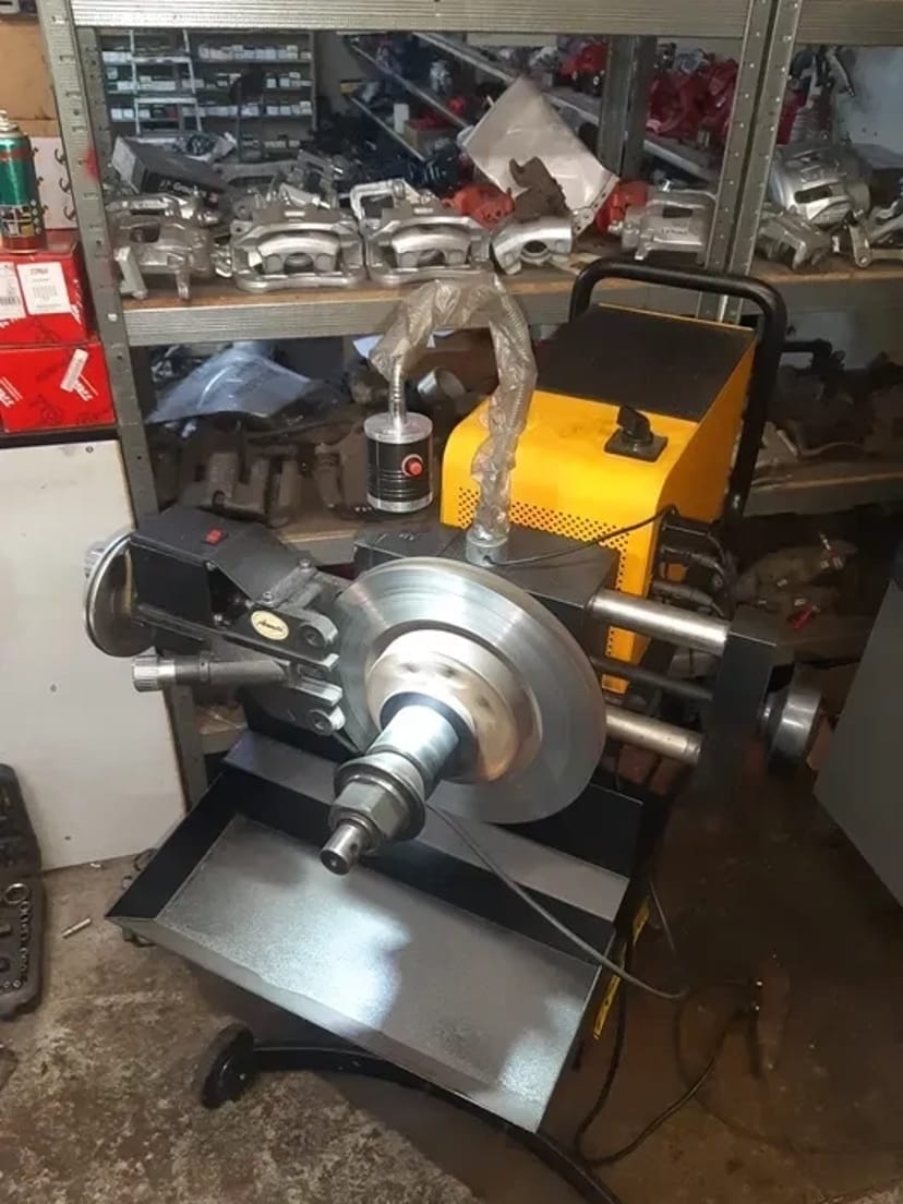 Проточка гальмівних дисків без зняття ремонту супорта реставрація скоби