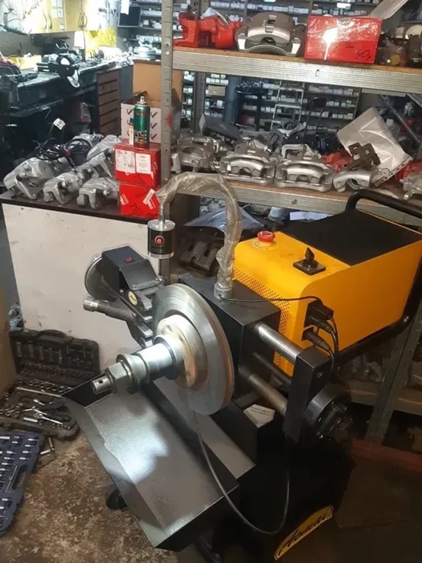 Проточка гальмівних дисків без зняття ремонту супорта реставрація скоби