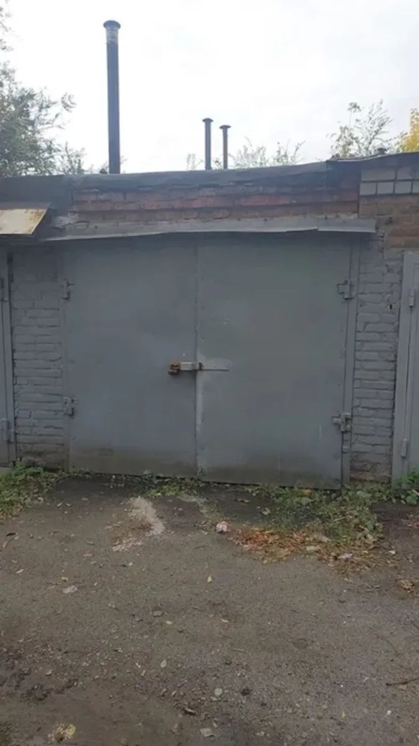 Цегляний гараж у хорошому стані, зручне розташування