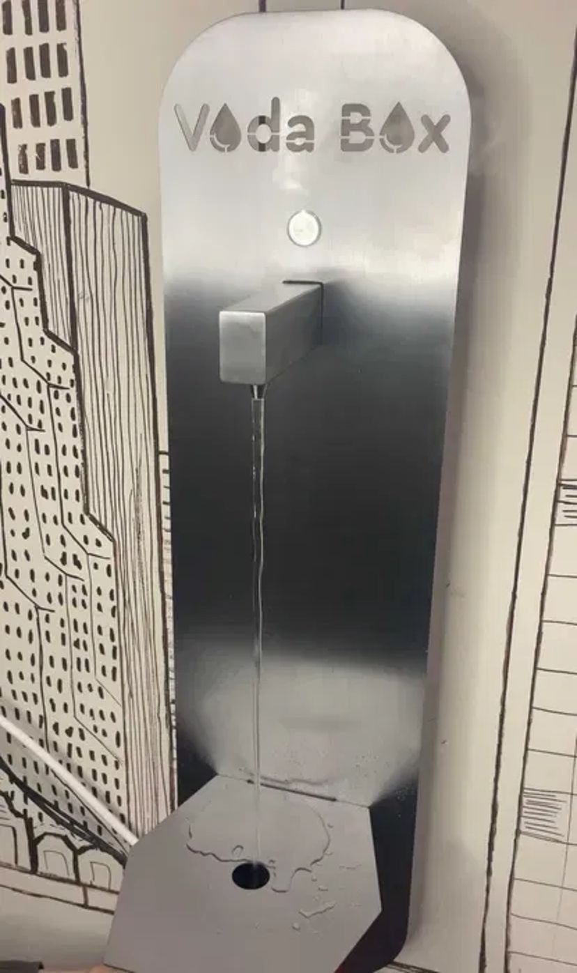 Диспенсери, інсталяції, автомати для видачі питної води