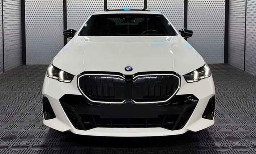 424 BMW 5 G60 белая без водителя с водителем