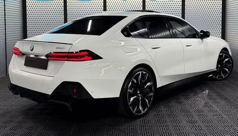 424 BMW 5 G60 белая без водителя с водителем