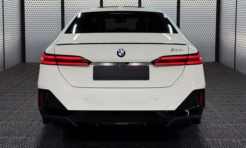 424 BMW 5 G60 белая без водителя с водителем