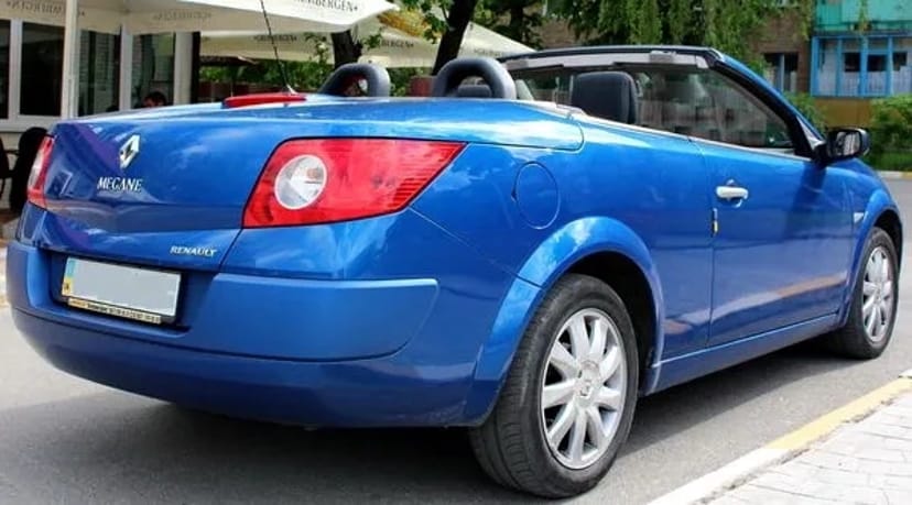 227 Кабріолета для фотосесії зйомки Renault Megane синій