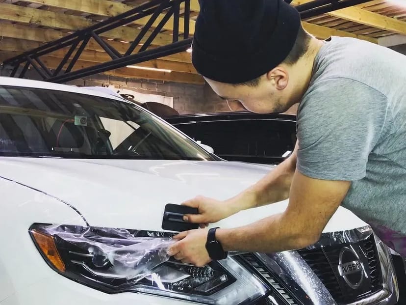 Поклейка антигравійної плівки на автопо