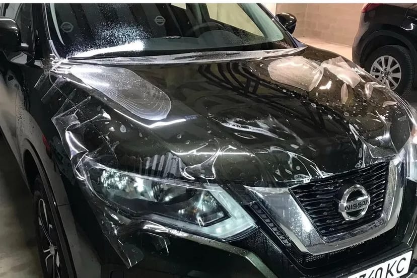 Поклейка антигравійної плівки на автопо