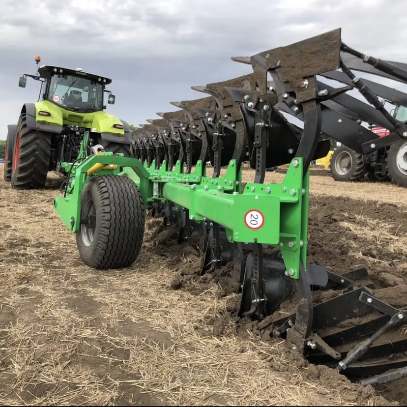  Трактор John Deere 8370R з оборотним плугом