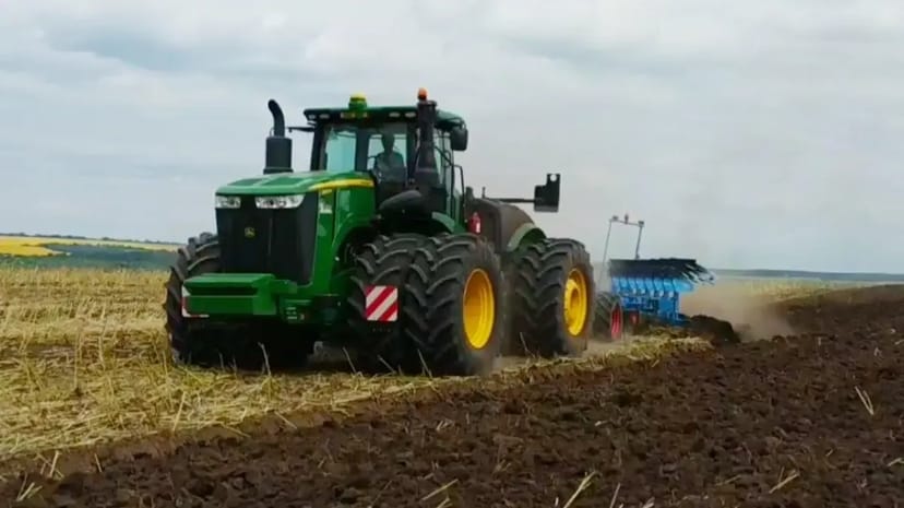  Трактор John Deere 8370R з оборотним плугом