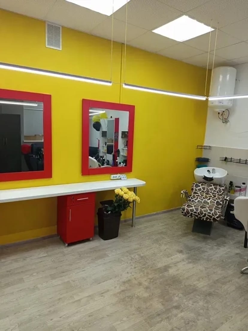 Крісло для надання перукарських послуг. Крісло для стрижки.