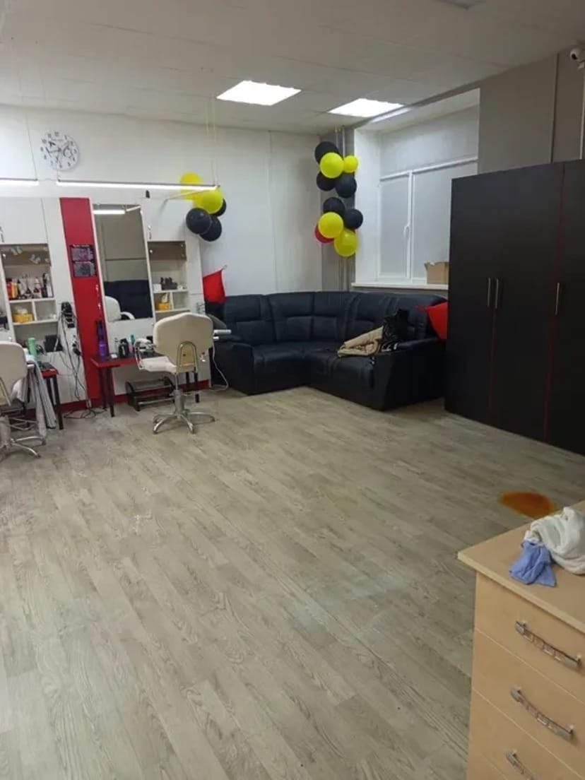 Крісло для надання перукарських послуг. Крісло для стрижки.