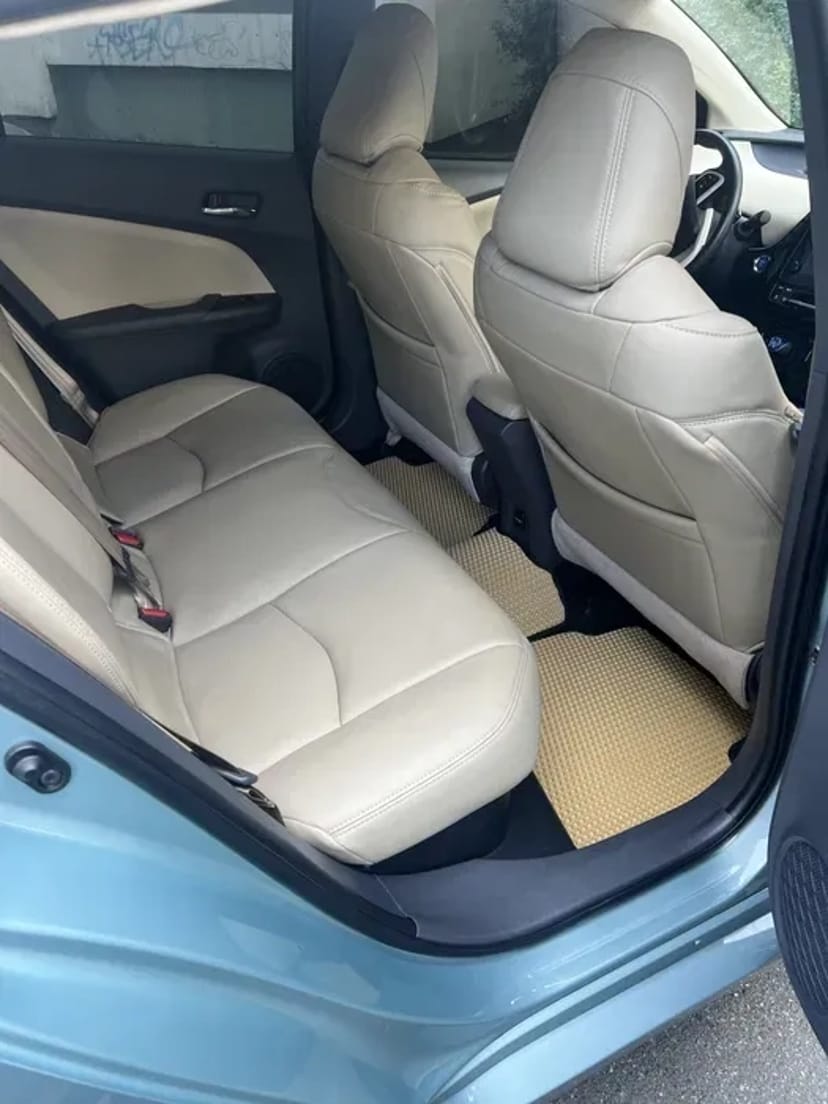 Комфортні Поїздки на Toyota Prius 50 по Києву та Області.