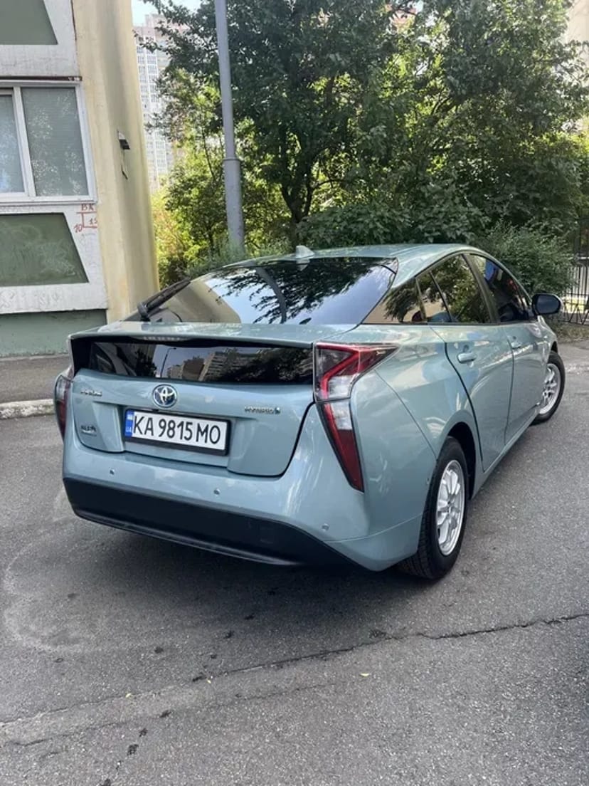 Комфортні Поїздки на Toyota Prius 50 по Києву та Області.