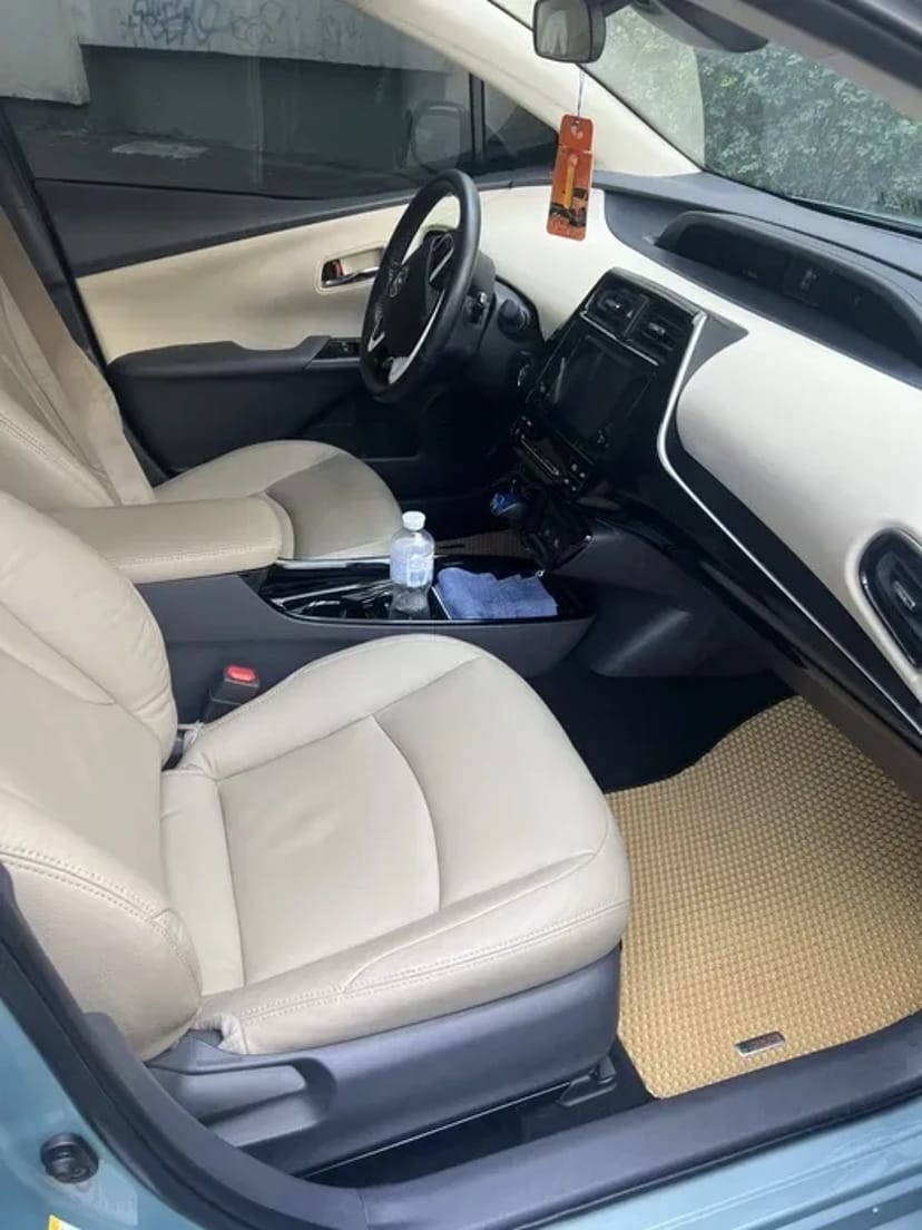 Комфортні Поїздки на Toyota Prius 50 по Києву та Області.