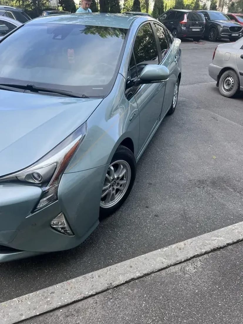 Комфортні Поїздки на Toyota Prius 50 по Києву та Області.