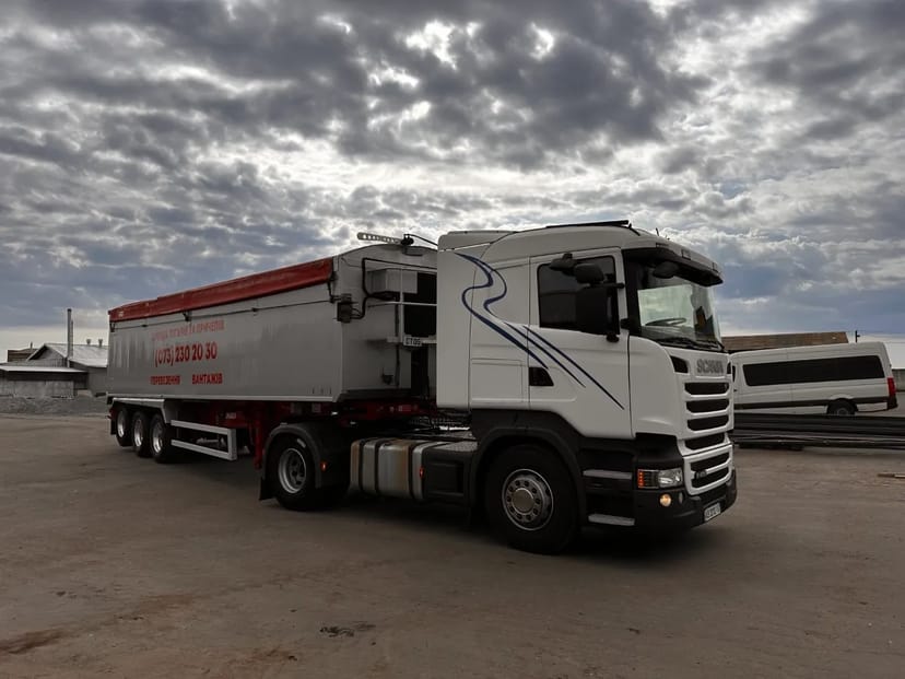 Тягач SCANIA