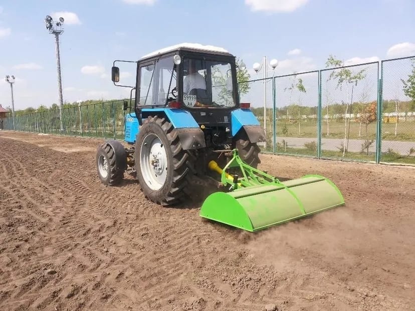 Трактор з навісним обладнанням, ґрунтофреза