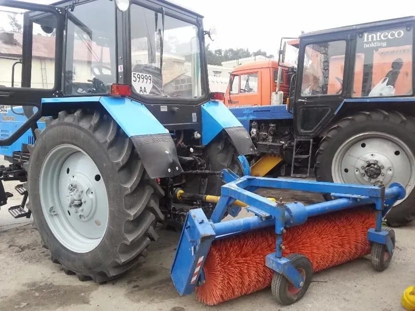 Трактор з навісним обладнанням, ґрунтофреза