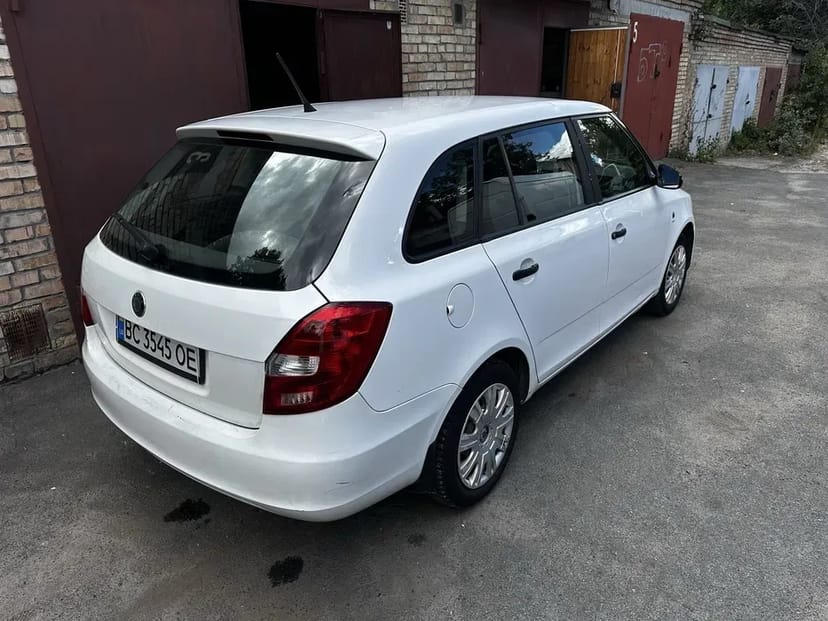 Авто skoda fabia 2010 1.6 дизель універсал