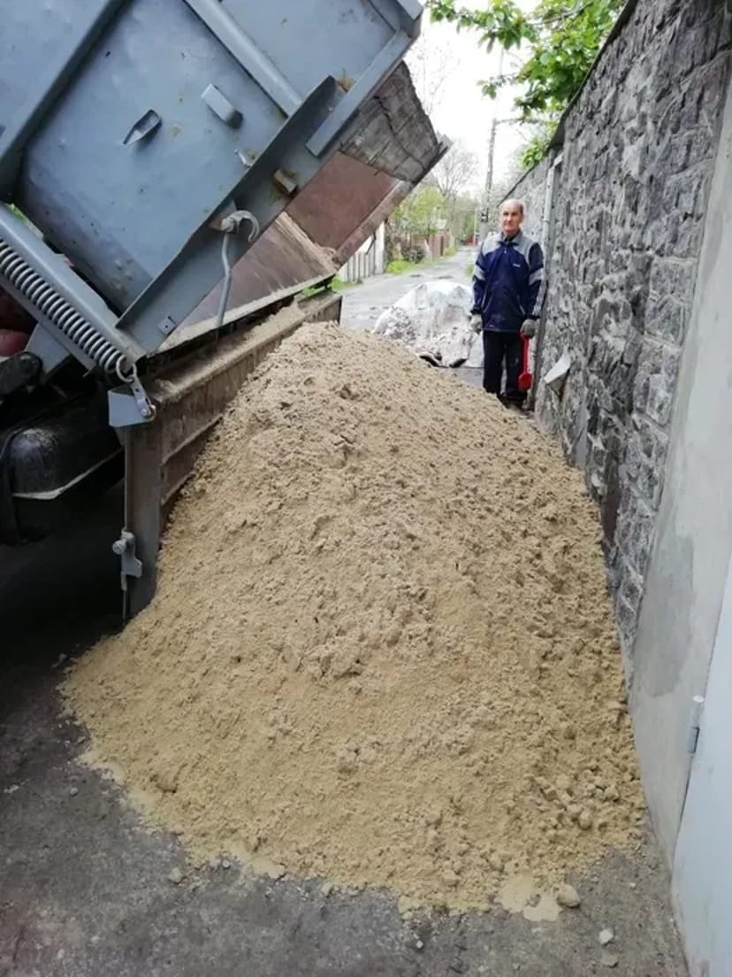 Доставимо вчасно та згідно домовленості!Чорнозем пісок щебінь відсів.