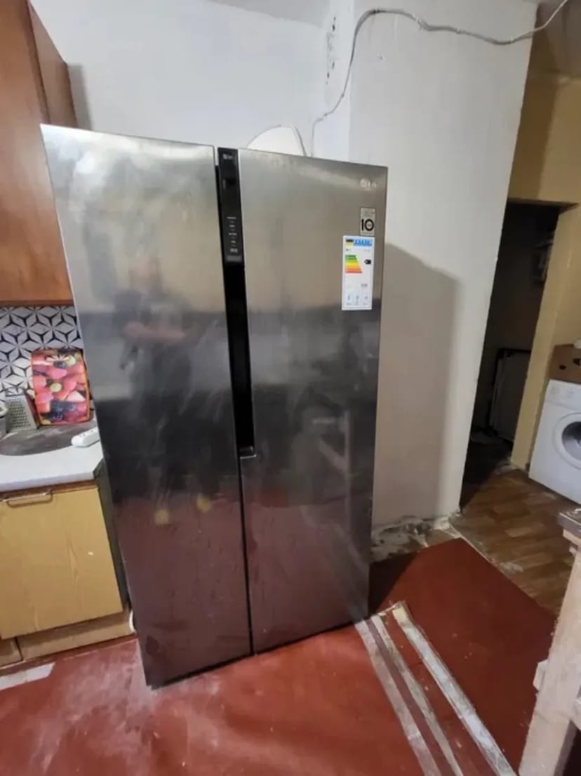 Простора велика кімната з хорошими умовами