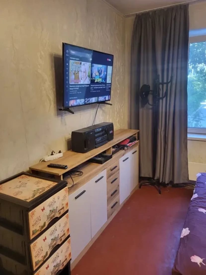 Простора велика кімната з хорошими умовами