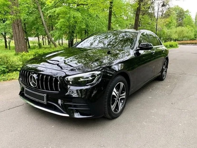 053 Mercedes Benz W213 E200D без водія з водієм