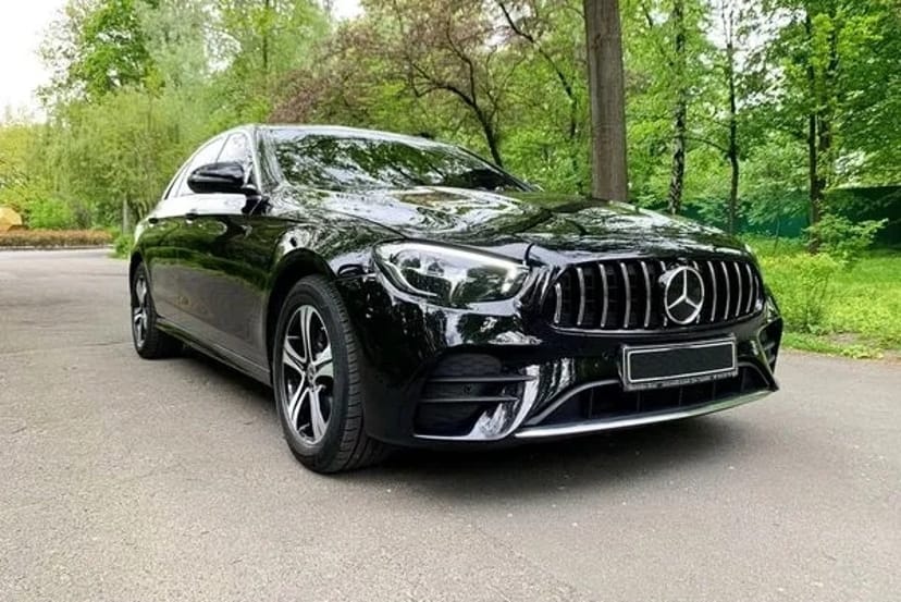 053 Mercedes Benz W213 E200D без водія з водієм