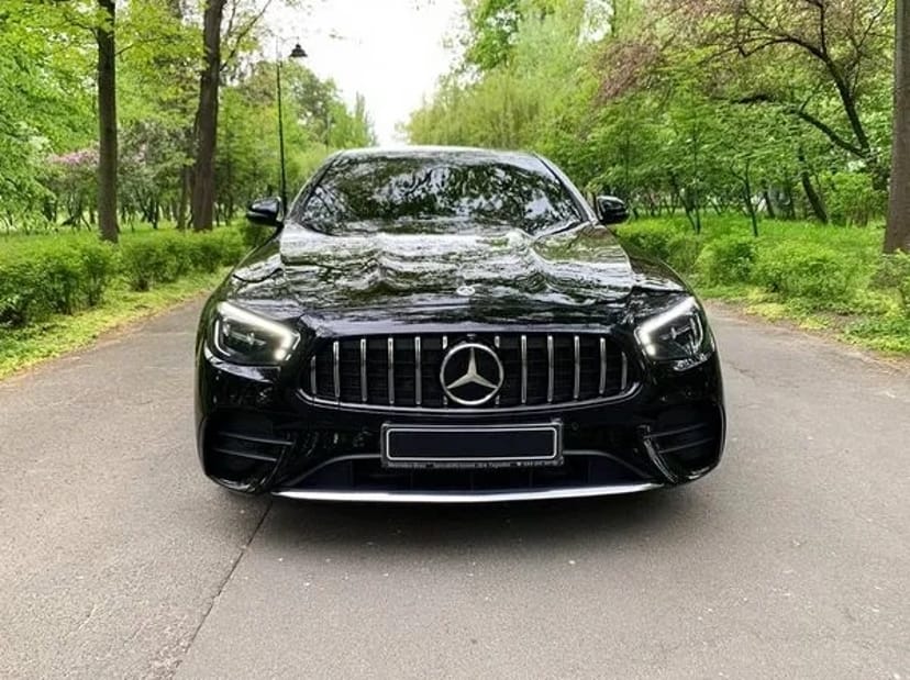 053 Mercedes Benz W213 E200D без водія з водієм