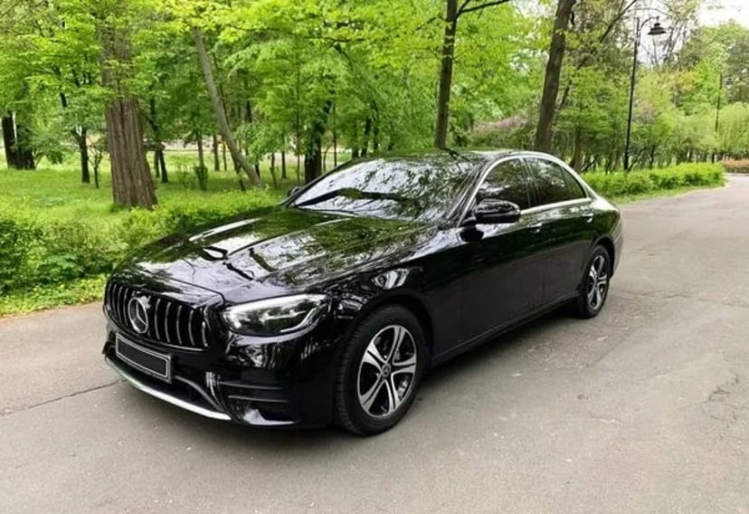 053 Mercedes Benz W213 E200D без водія з водієм