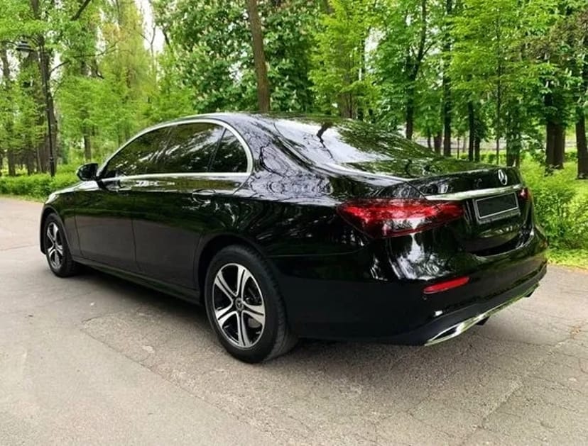 053 Mercedes Benz W213 E200D без водія з водієм