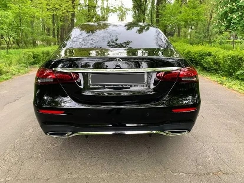 053 Mercedes Benz W213 E200D без водія з водієм