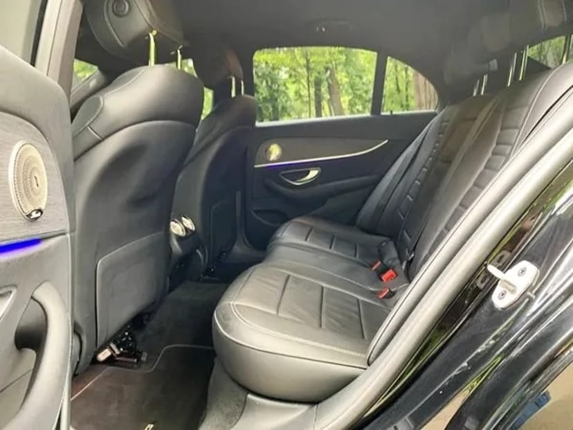 053 Mercedes Benz W213 E200D без водія з водієм