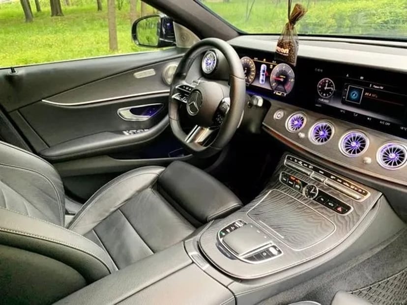 053 Mercedes Benz W213 E200D без водія з водієм