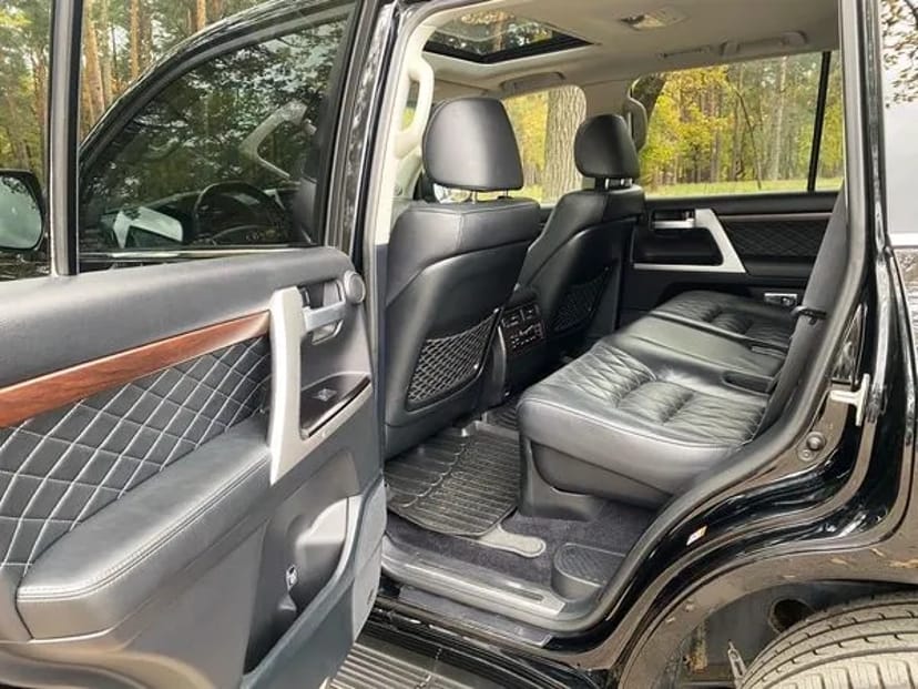 090 Позашляховик на весілля Toyota Land Cruiser 200 з водієм