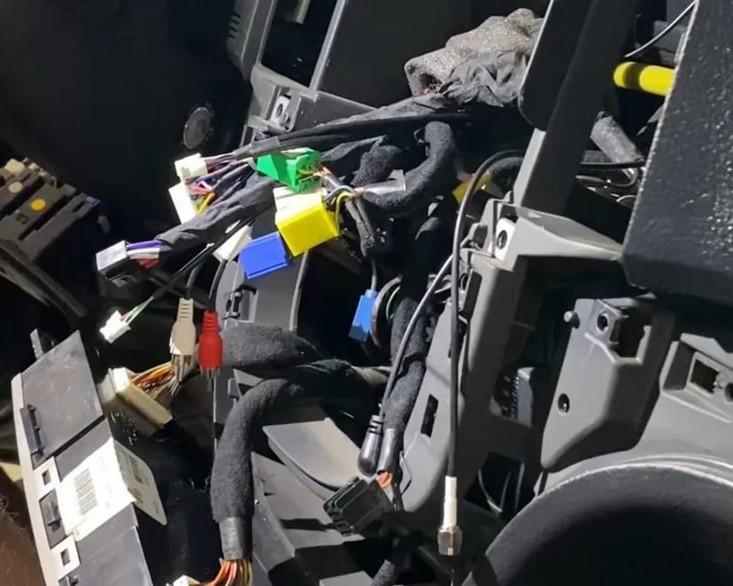 Професійна установка автомобільних магнітол та мультимедійних систем будь-якої складності з гарантією.