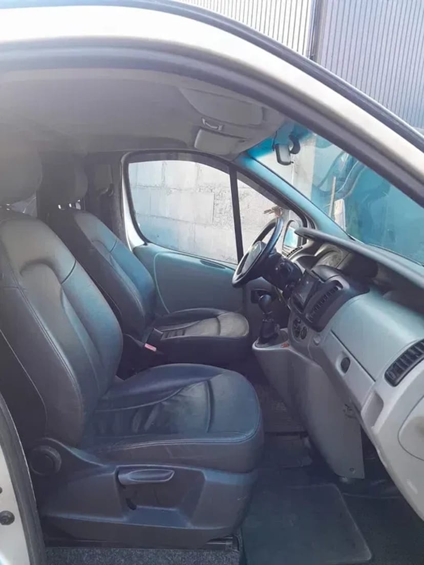 Бус Nissan сірого кольору