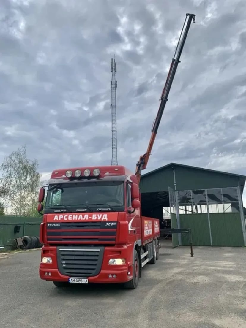 Кран-маніпулятор для перевезення та навантаження вантажів