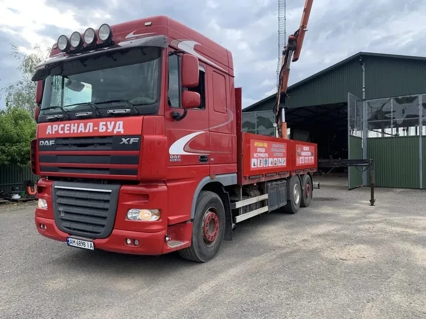 Кран-маніпулятор для перевезення та навантаження вантажів