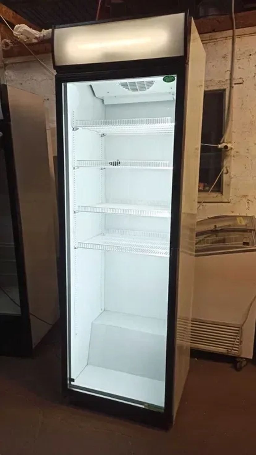 Холодильне обладнання, холодильні вітрини