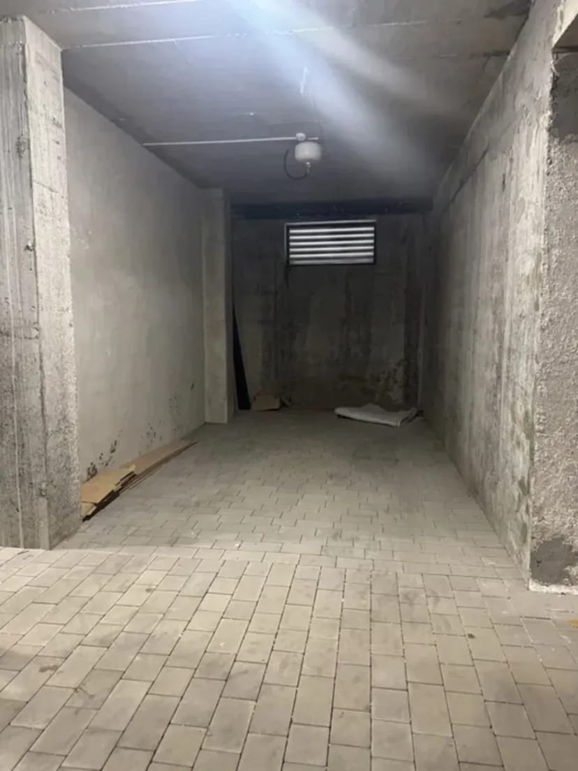 Зручне паркомісце на Гаджеги 7-Г