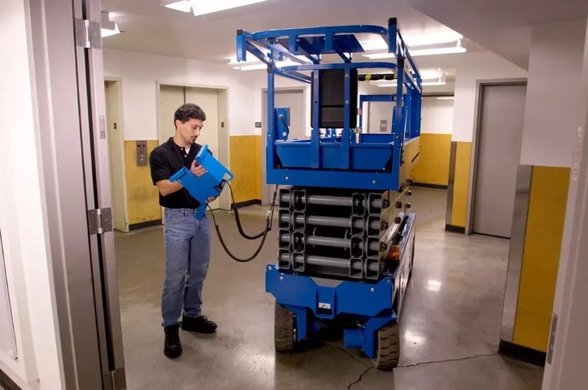 Підйомники для робіт на висоті, (ножичні, колінчасті)