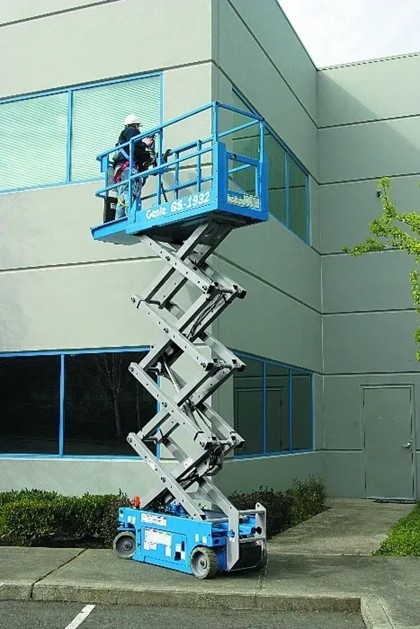 Підйомники для робіт на висоті, (ножичні, колінчасті)