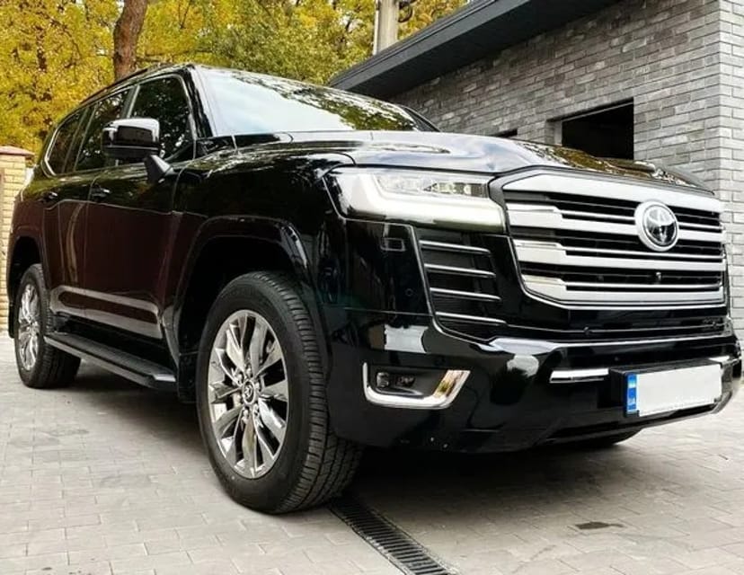 055 Авто на весілля Toyota Land Cruiser 300 з водієм